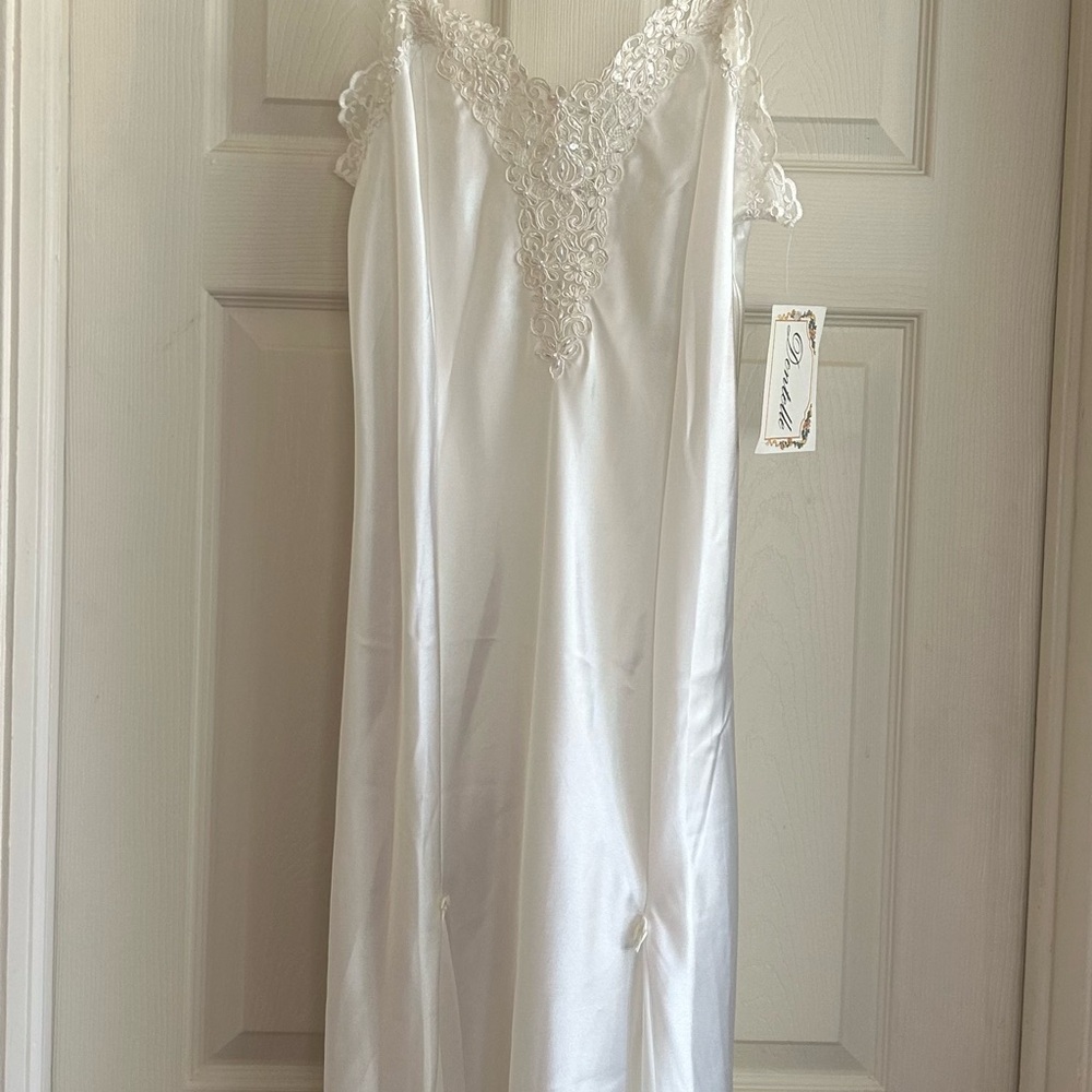 Stunning soft light ivory Dentelle negligee - NWT - size large